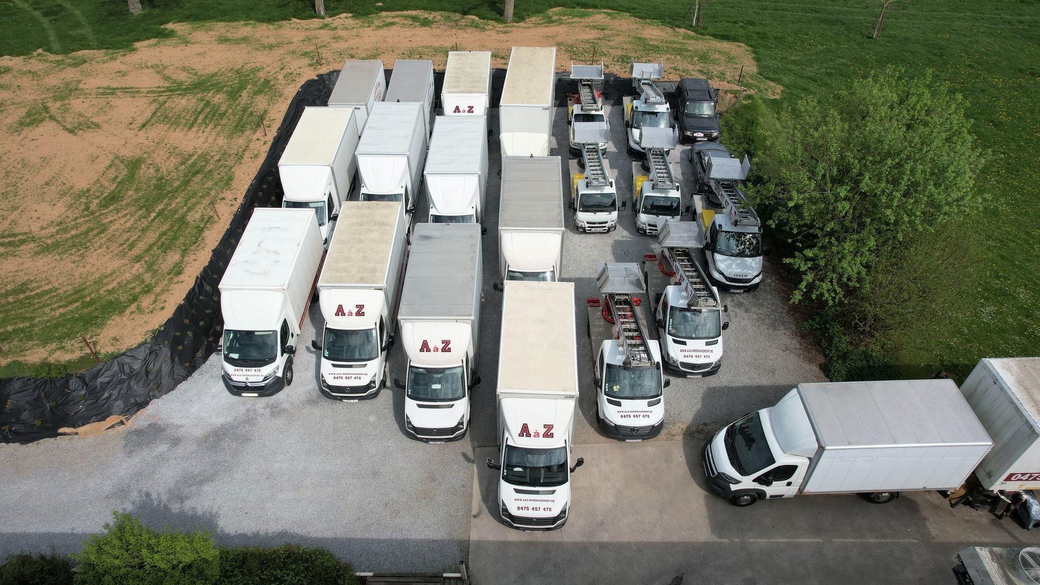 Camions et lifts de AàZ Déménagement, votre partenaire de déménagement en Belgique.